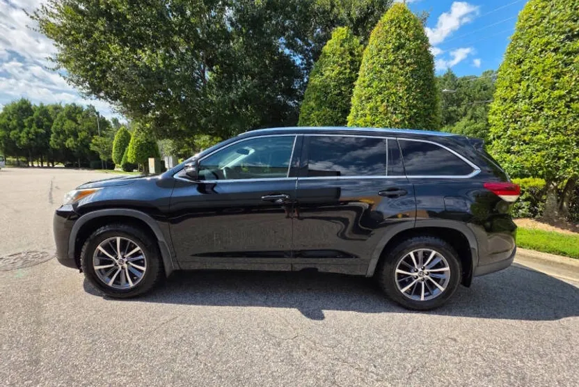 2017 Toyota Highlander XLE photo 1