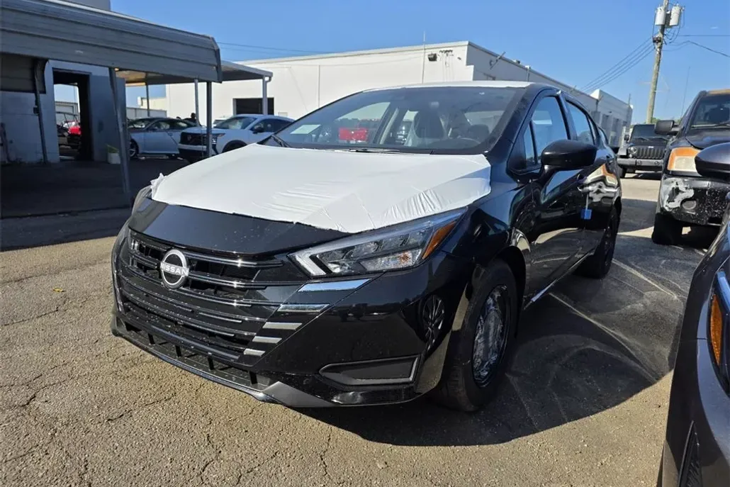 2025 Nissan Versa 1.6 S photo 1