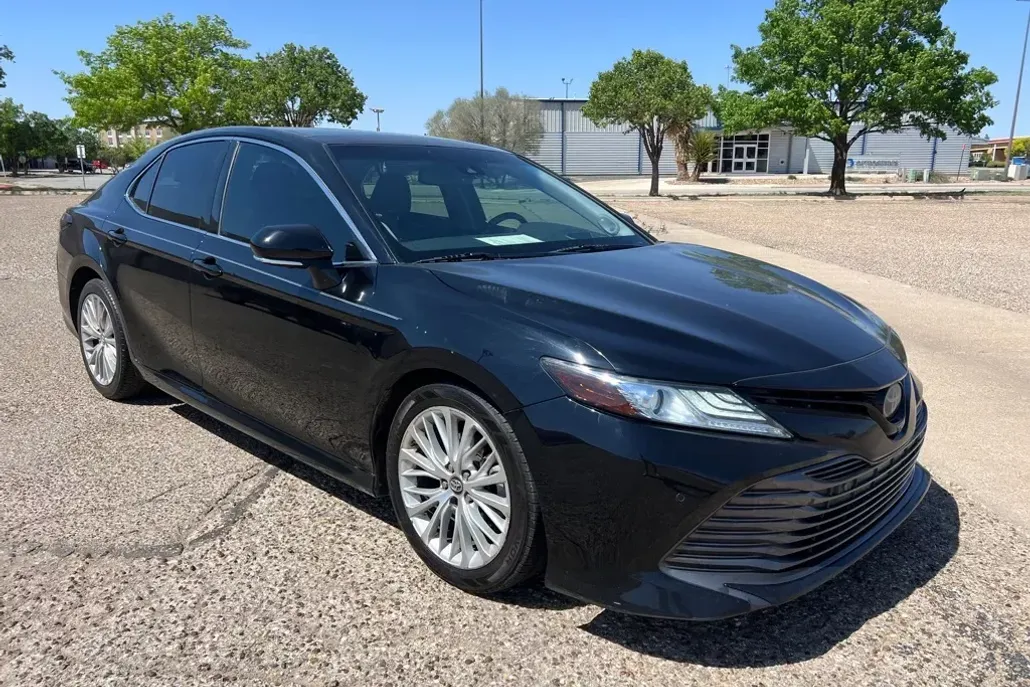 2018 Toyota Camry XLE photo 1