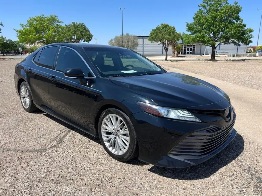 2018 Toyota Camry XLE photo 1
