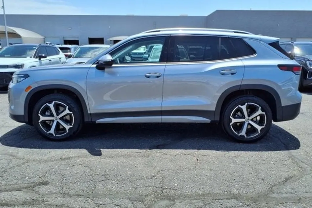 2025 Volkswagen Tiguan SE photo 1