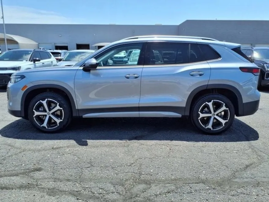 2025 Volkswagen Tiguan SE photo 1