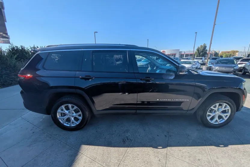 2023 Jeep Grand Cherokee Limited photo 1
