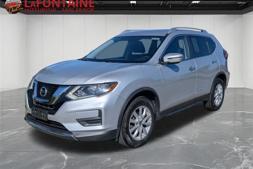 2017 Nissan Rogue SV photo 1