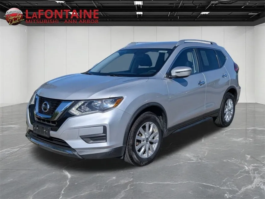 2017 Nissan Rogue SV photo 1