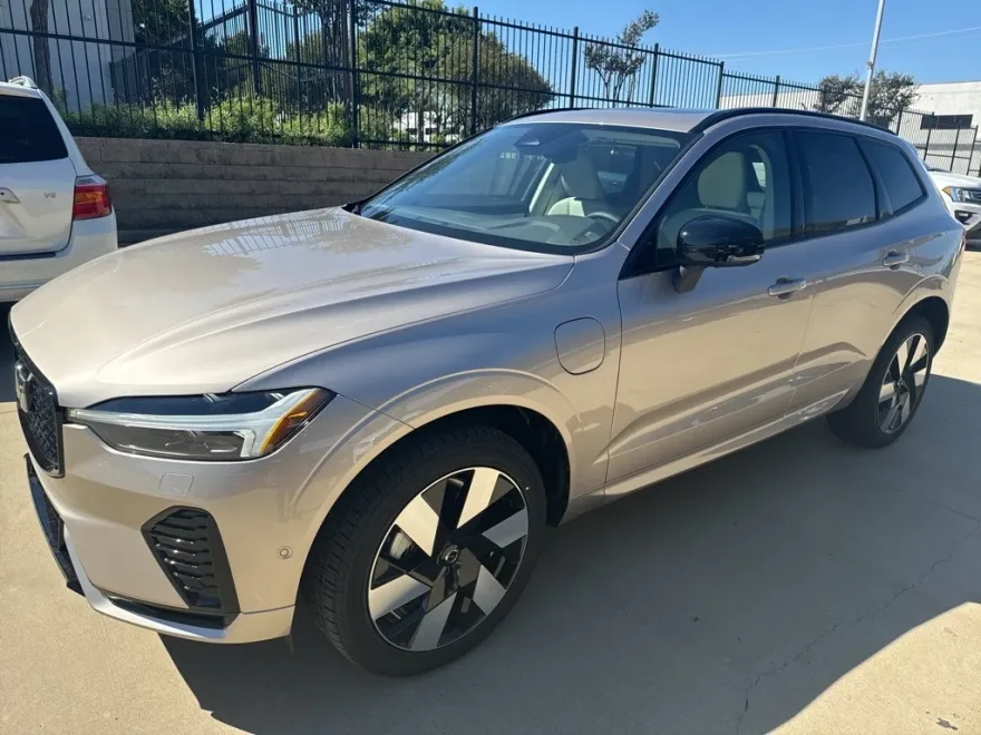 2025 Volvo XC60 T8 Plus photo 1