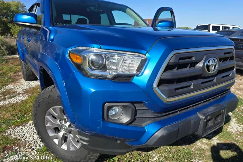 2017 Toyota Tacoma TRD Sport photo 1