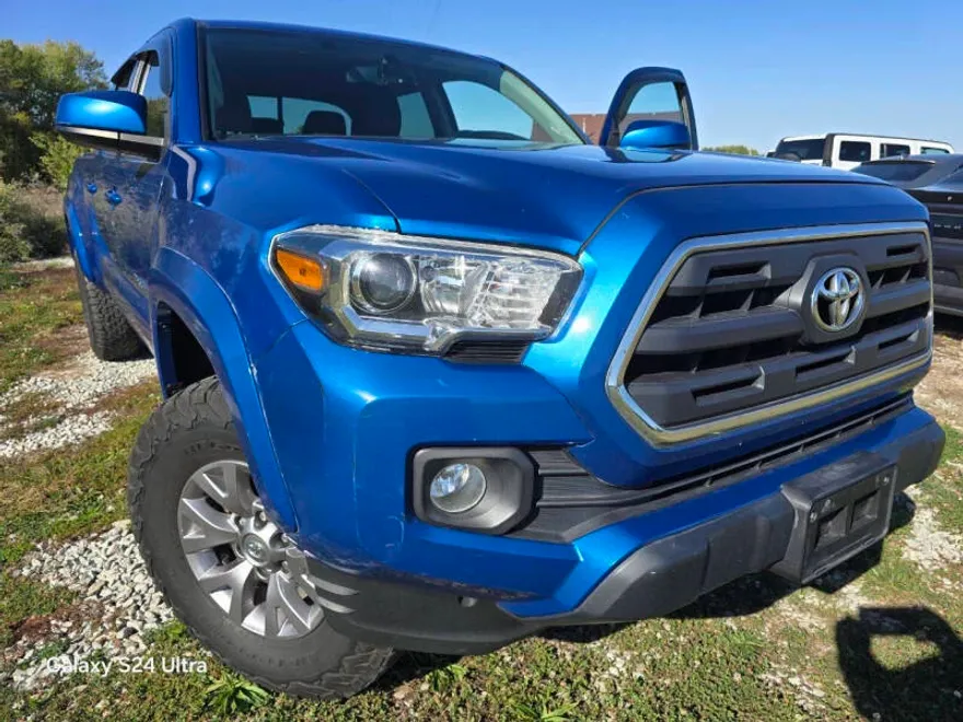 2017 Toyota Tacoma TRD Sport photo 1
