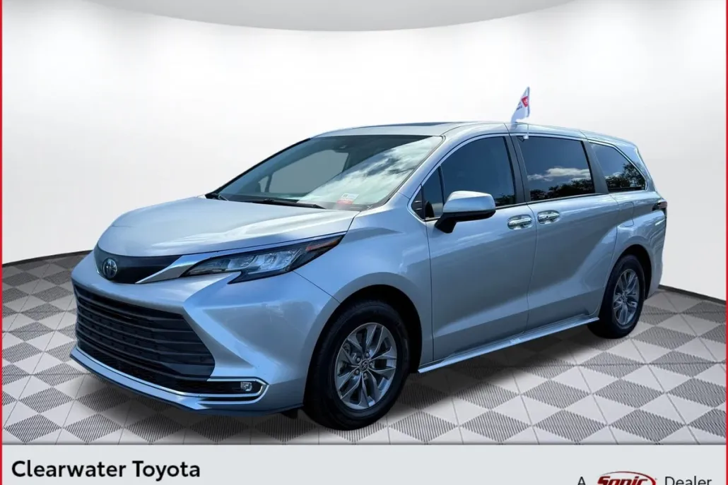 2023 Toyota Sienna XLE photo 1