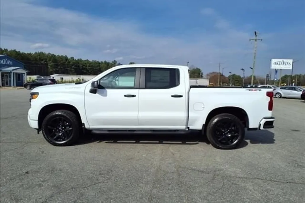 2025 Chevrolet Silverado 1500 Custom photo 1