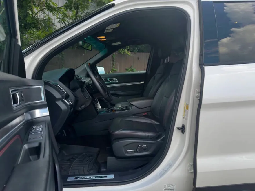 2016 Ford Explorer Sport photo 1