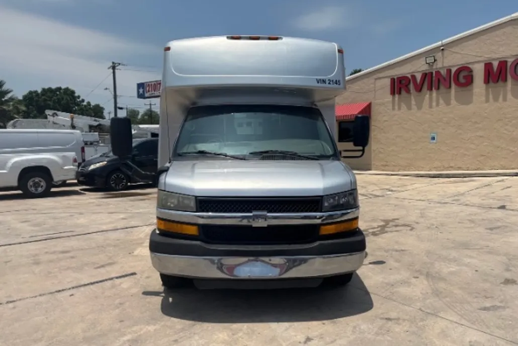 2013 Chevrolet Express Cutaway photo 1