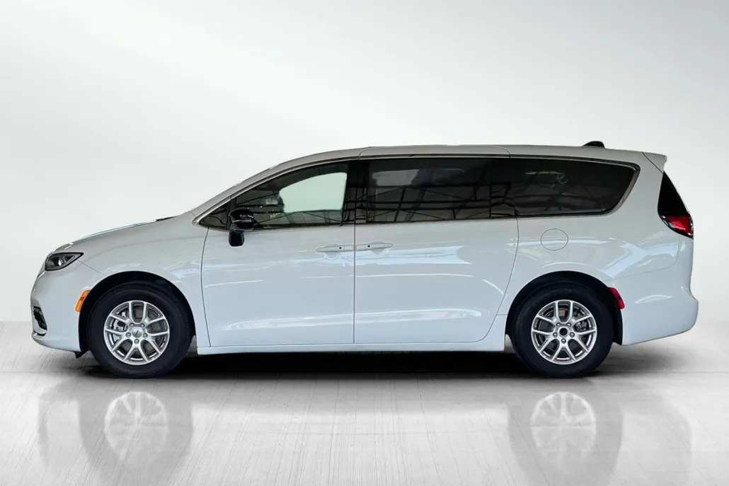 2024 Chrysler Pacifica Touring photo 1