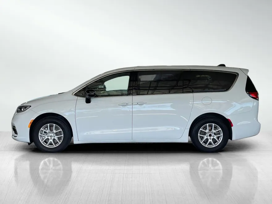 2024 Chrysler Pacifica Touring photo 1