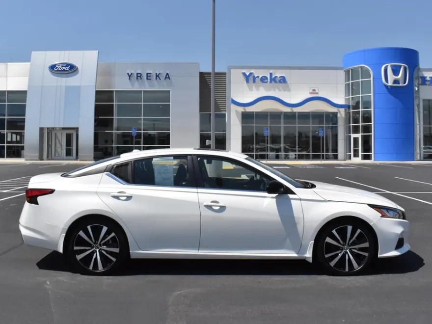 2022 Nissan Altima SR photo 1