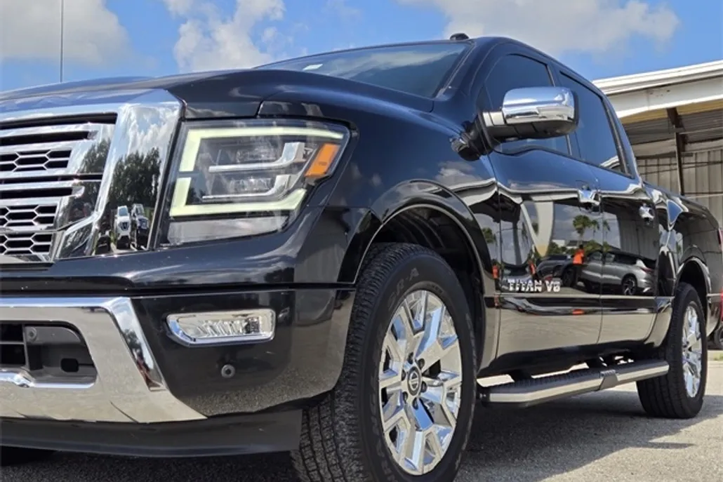 2020 Nissan Titan SL Crew Cab photo 1