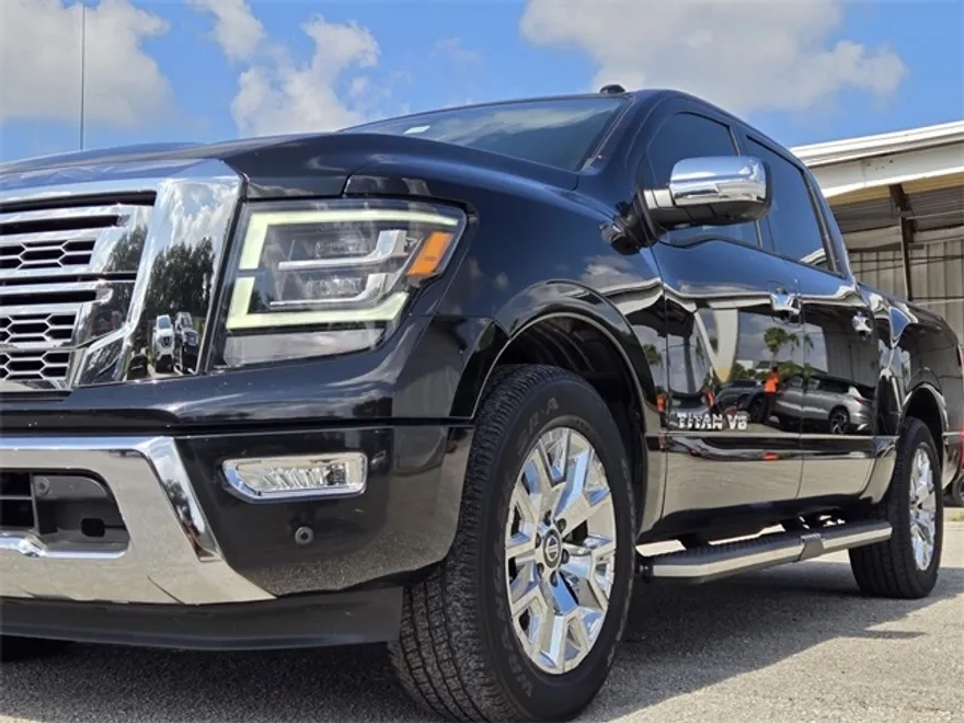 2020 Nissan Titan SL Crew Cab photo 1