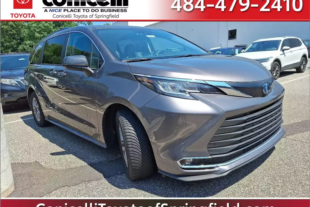 2022 Toyota Sienna XLE photo 1