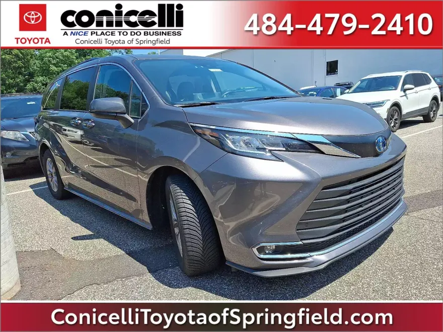 2022 Toyota Sienna XLE photo 1