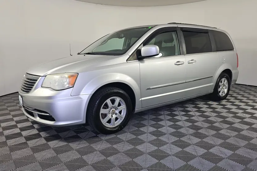 2012 Chrysler Town & Country Touring photo 1
