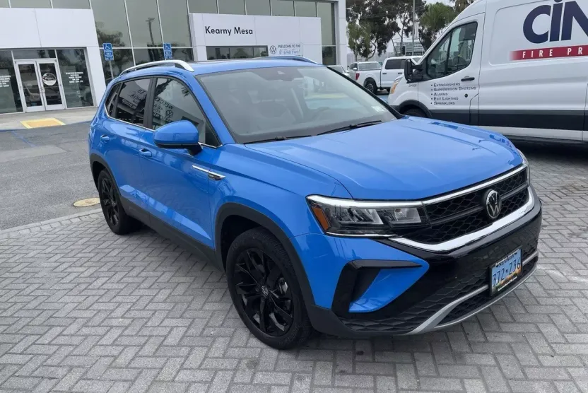 2023 Volkswagen Taos SE photo 1