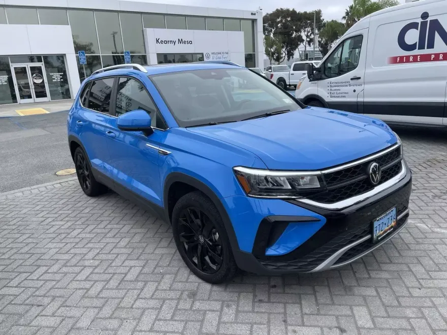 2023 Volkswagen Taos SE photo 1