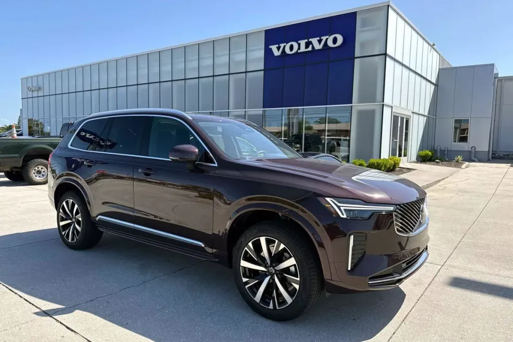 2025 Volvo XC90 B5 Core photo 1