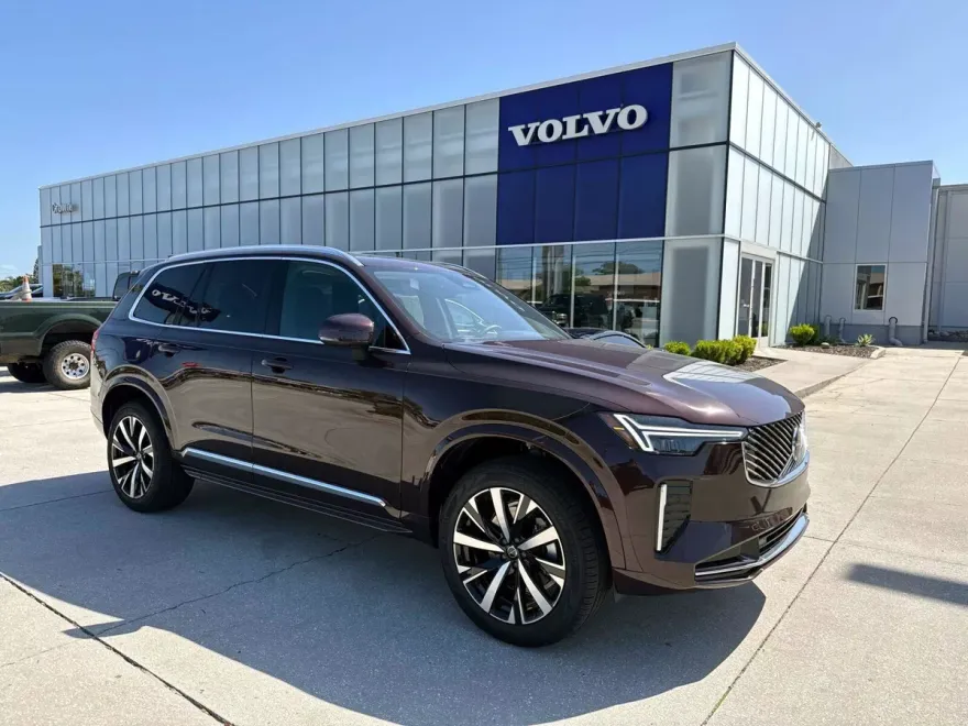 2025 Volvo XC90 B5 Core photo 1