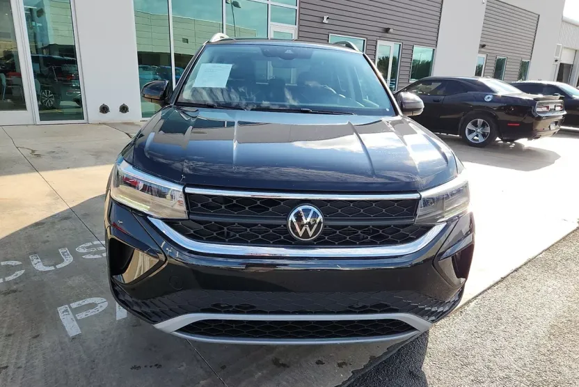 2024 Volkswagen Taos SE photo 1