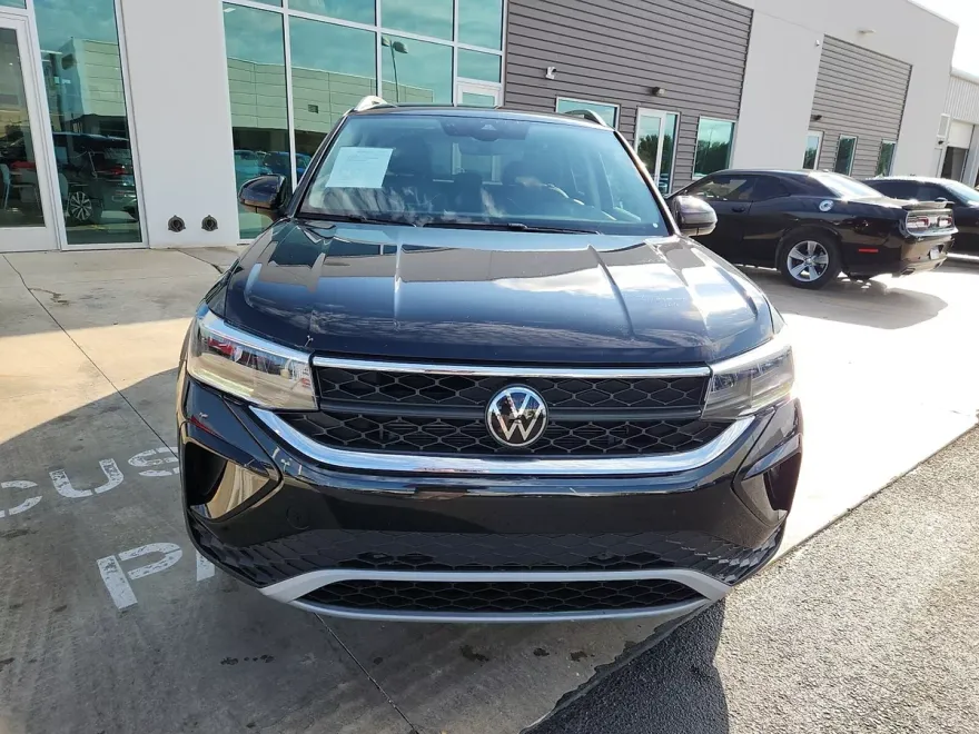 2024 Volkswagen Taos SE photo 1