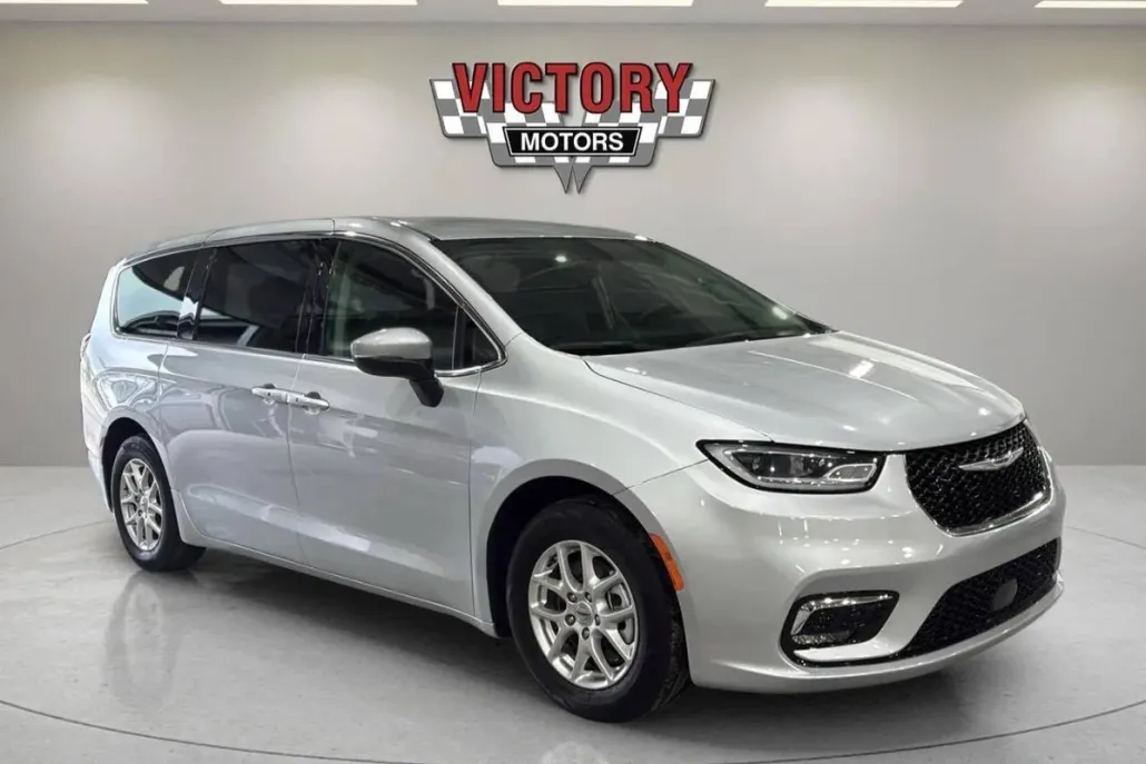 2023 Chrysler Pacifica Touring L photo 1