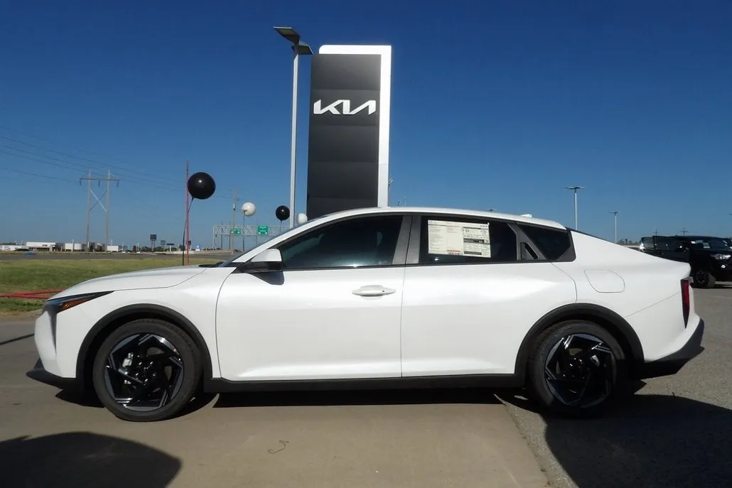 2025 Kia K4 EX photo 1