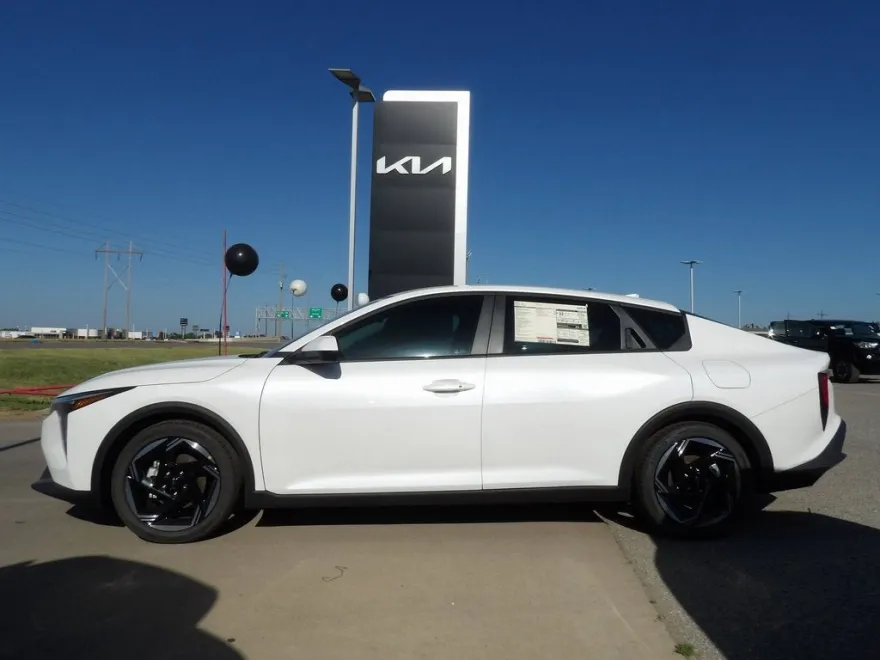 2025 Kia K4 EX photo 1