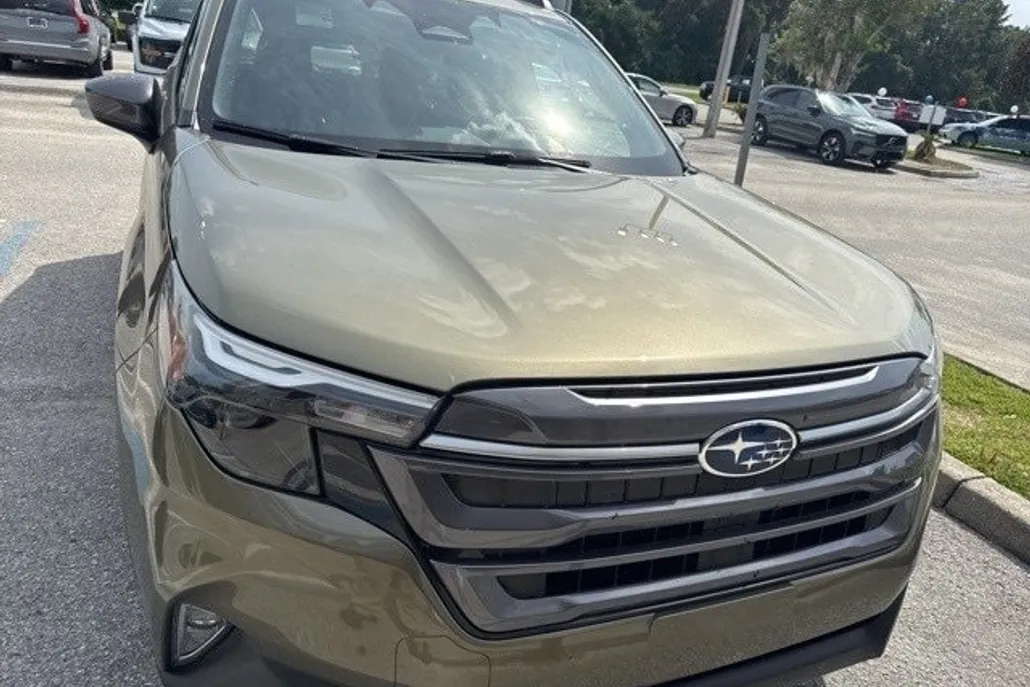 2025 Subaru Forester Premium Base photo 1