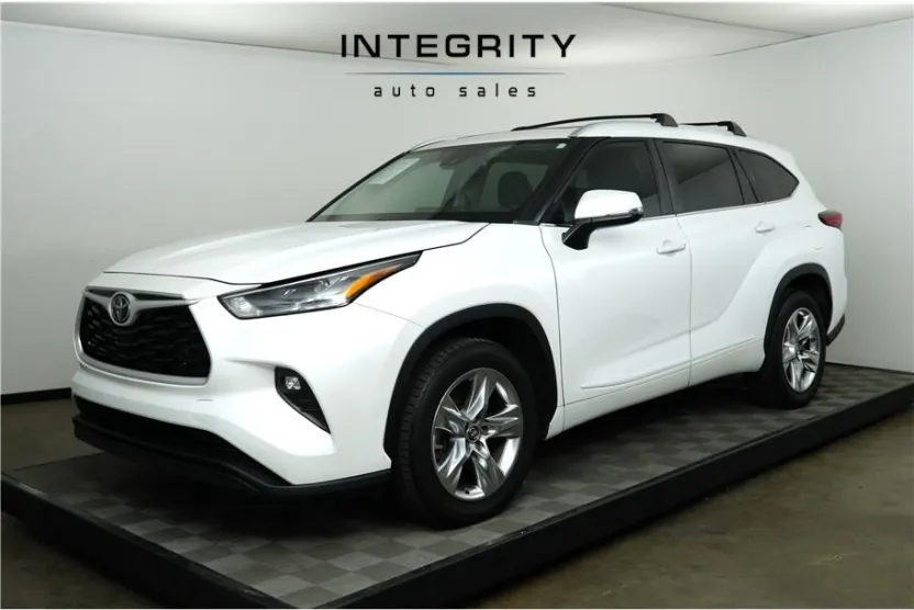 2023 Toyota Highlander XLE photo 1