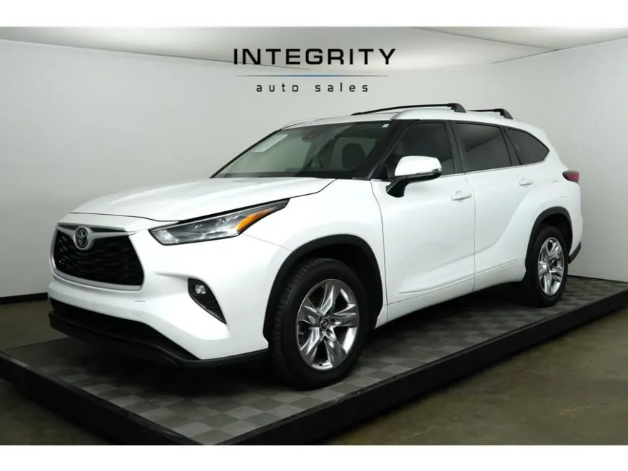 2023 Toyota Highlander XLE photo 1