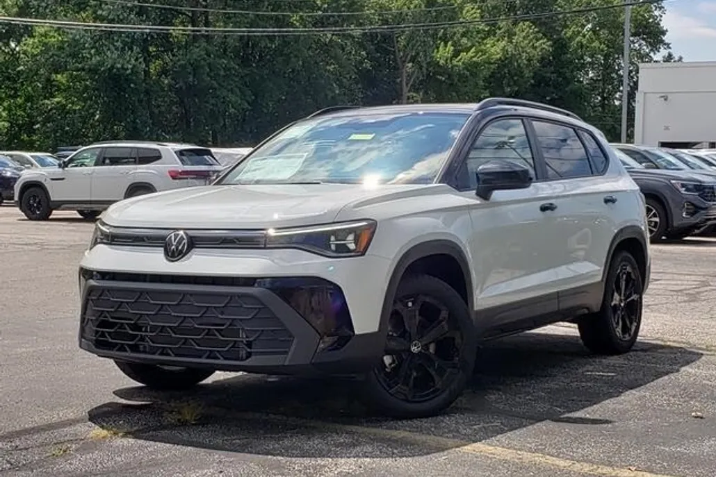 2025 Volkswagen Taos SE photo 1