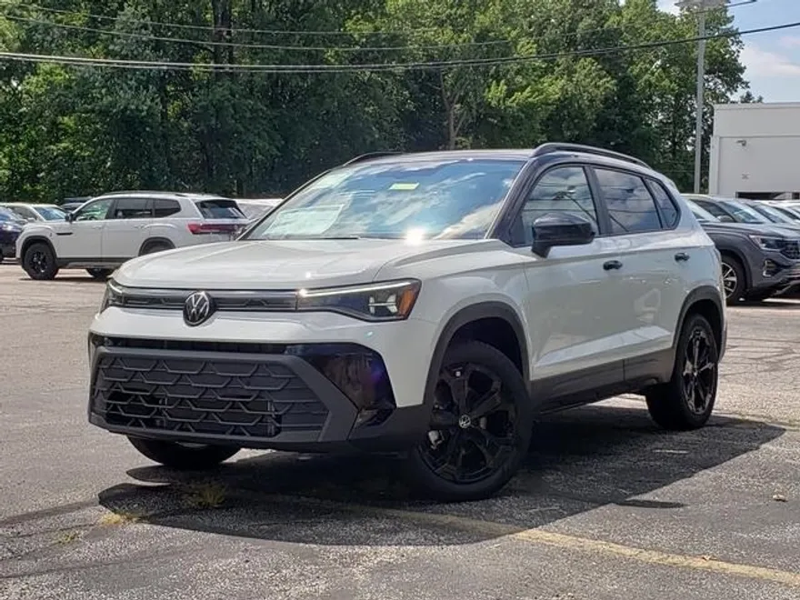 2025 Volkswagen Taos SE photo 1