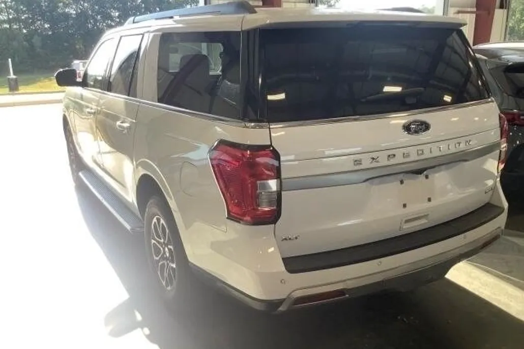 2023 Ford Expedition MAX XLT photo 1