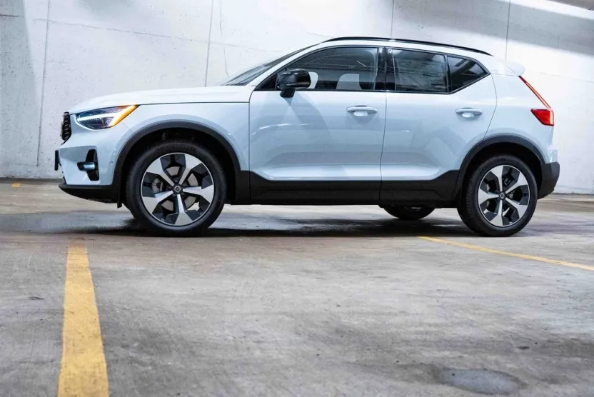 2026 Volvo XC40 Plus photo 1