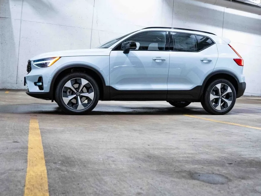 2026 Volvo XC40 Plus photo 1