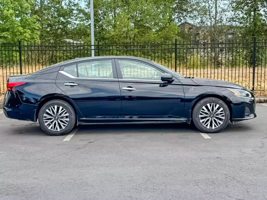 2024 Nissan Altima 2.5 SV photo 1