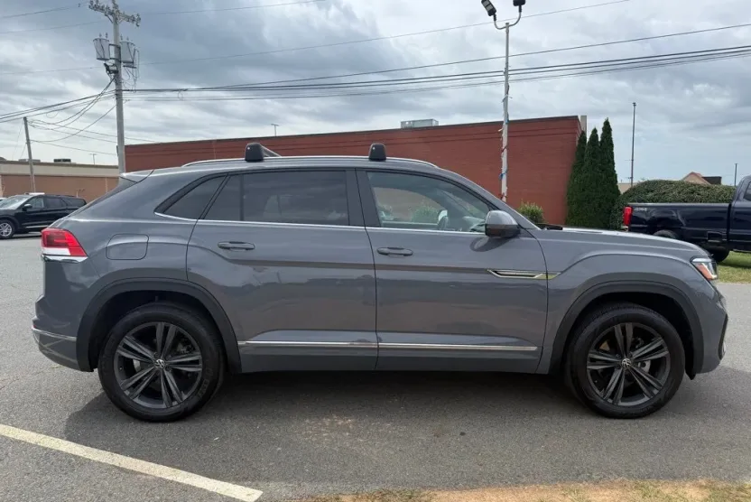 2021 Volkswagen Atlas Cross Sport V6 SE Technology R-Line photo 1