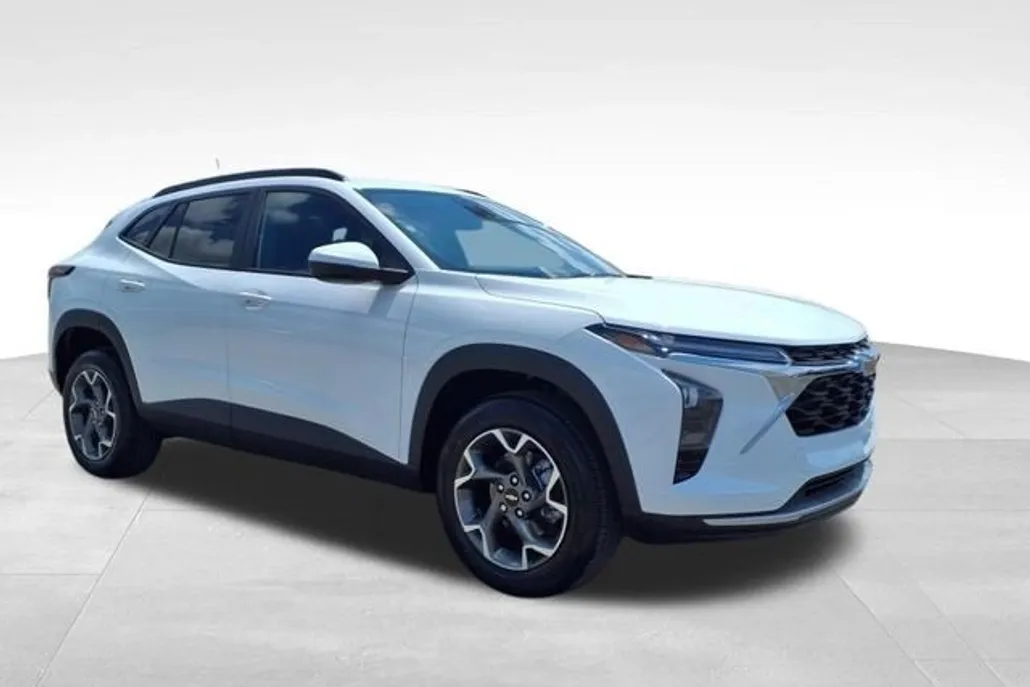2025 Chevrolet Trax LT photo 1