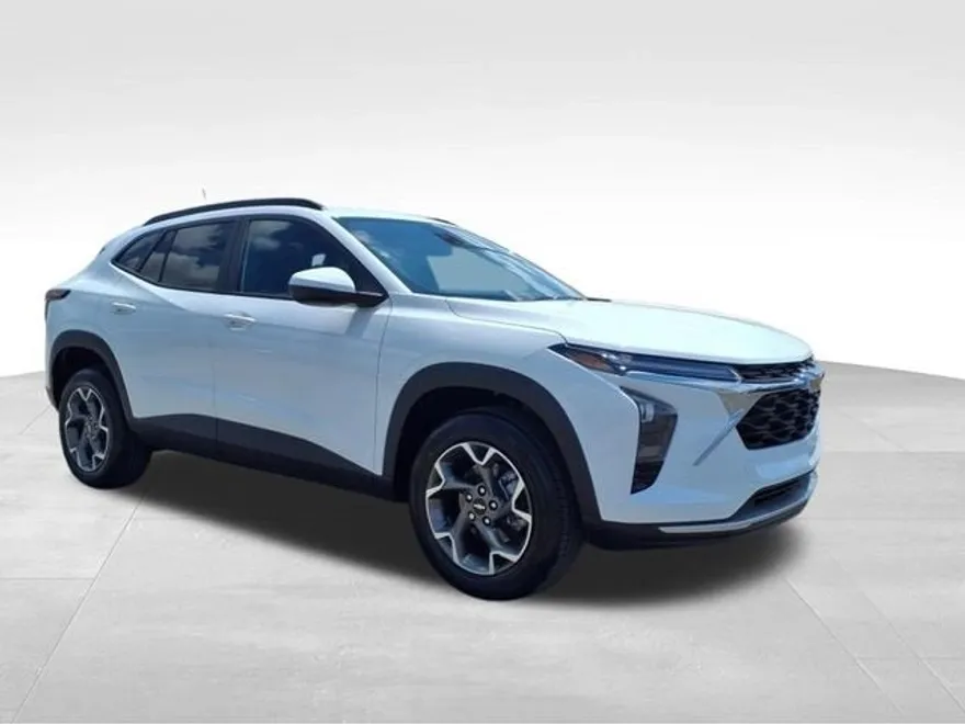 2025 Chevrolet Trax LT photo 1