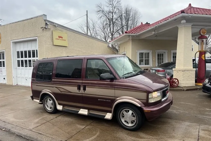 1997 Gmc Safari Cargo photo 1