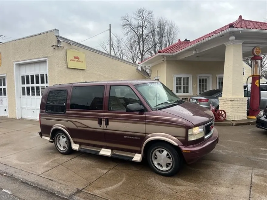 1997 Gmc Safari Cargo photo 1