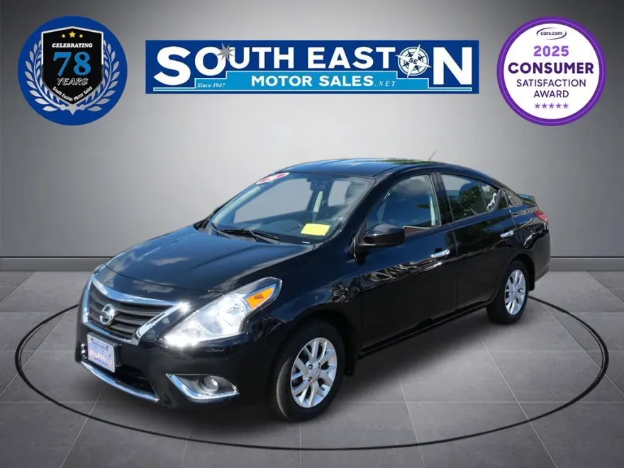 2016 Nissan Versa SV photo 1