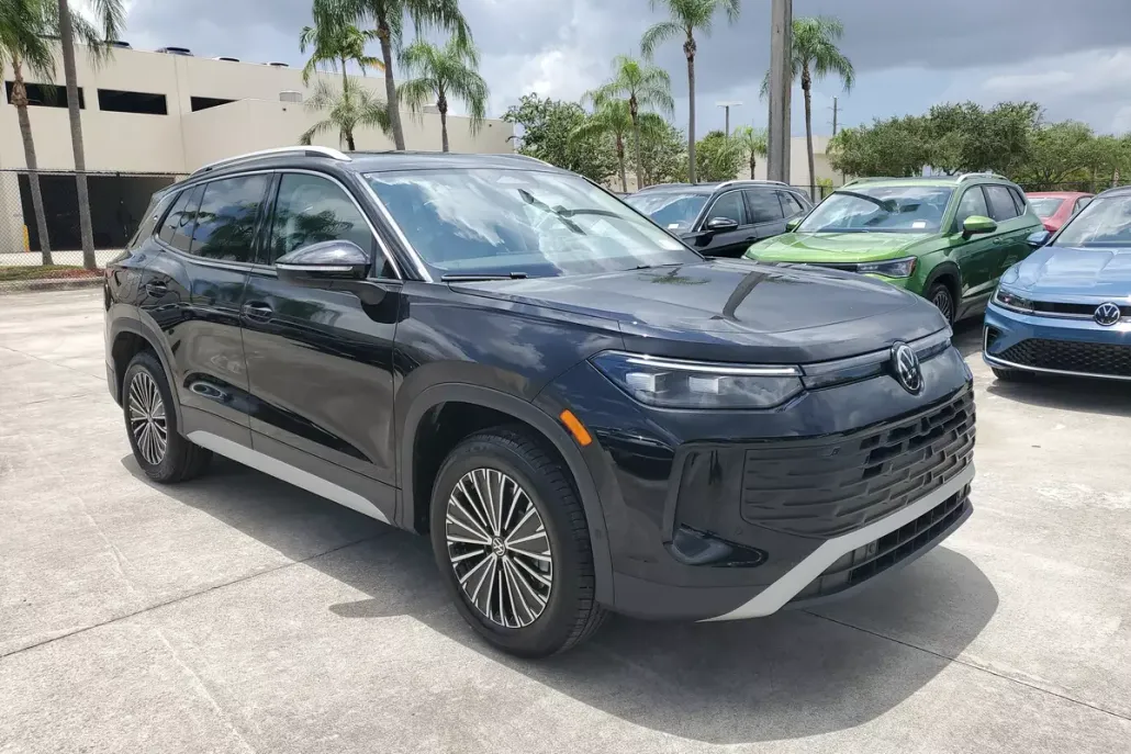 2025 Volkswagen Tiguan S photo 1