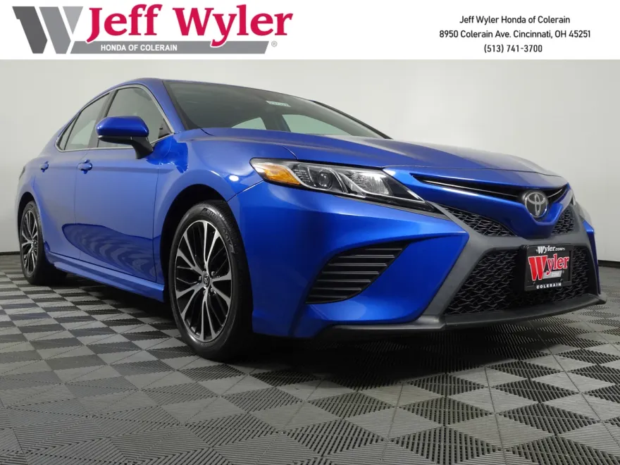 2019 Toyota Camry SE photo 1